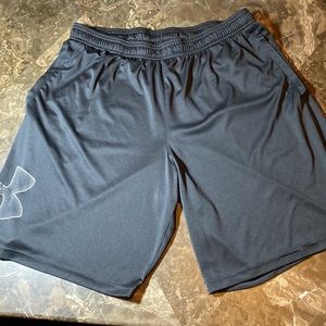 Under armour black shorts- Heatgear- loose fit-XL- side pockets-no liner-perfect